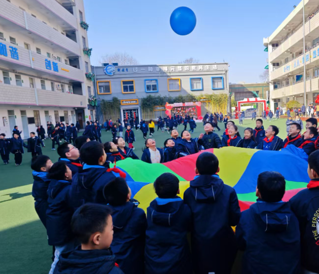 清晨的校园生机盎然在体育孩子们挥洒汗水一旁的AI系统同步工作 清晨的校园生机盎然在体育孩子们挥洒汗水一旁的AI系统同步工作